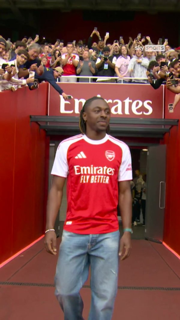 🎥If you never forget it, there will be a resounding sound! Eze showed a gratifying smile on his face when he appeared, and the gun fans cheered